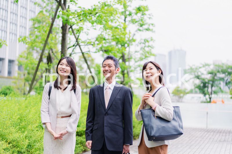 チームで楽しく仕事をする営業の会社員