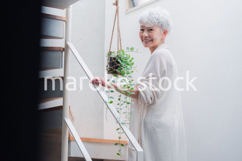 元気に階段を上り下りするシニアの女性