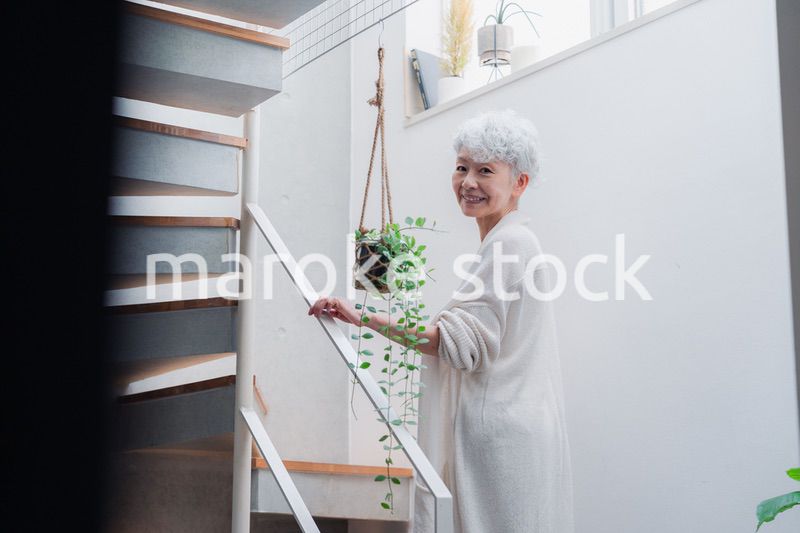 元気に階段を上り下りするシニアの女性