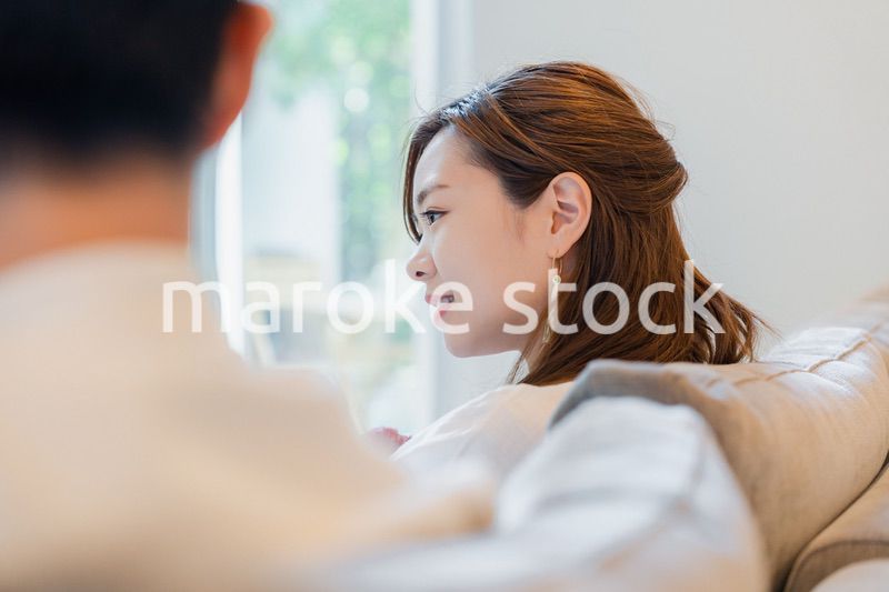 家で過ごす新婚の夫婦