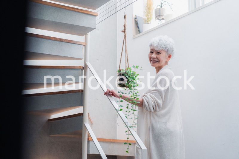 元気に階段を上り下りするシニアの女性