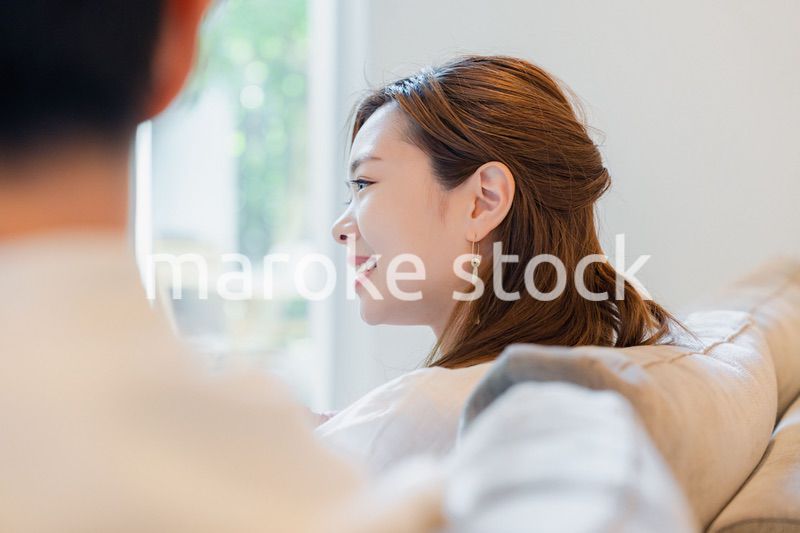 家で過ごす新婚の夫婦