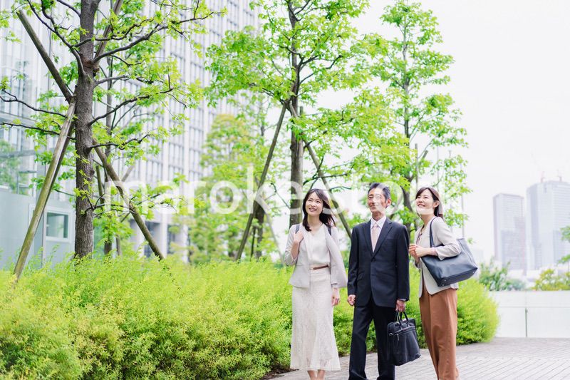 チームで楽しく仕事をする営業の会社員