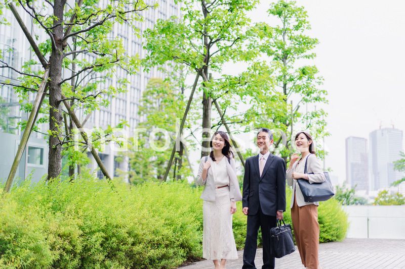 チームで楽しく仕事をする営業の会社員