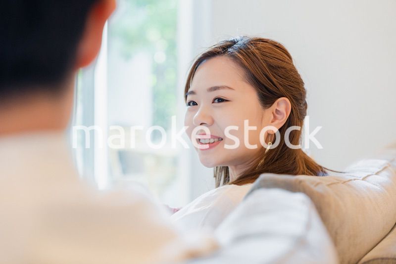 家で過ごす新婚の夫婦