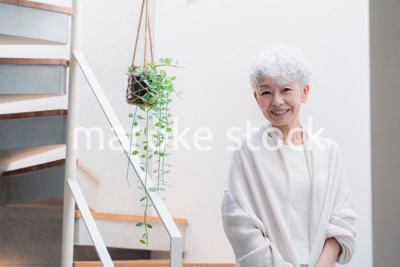 元気に階段を上り下りするシニアの女性