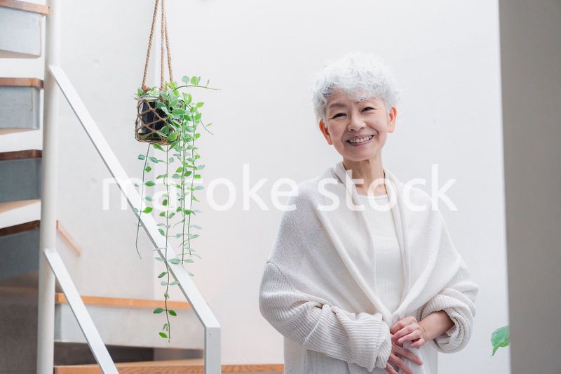 元気に階段を上り下りするシニアの女性