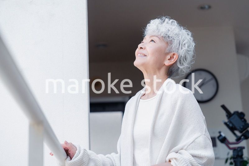 元気に階段を上り下りするシニアの女性