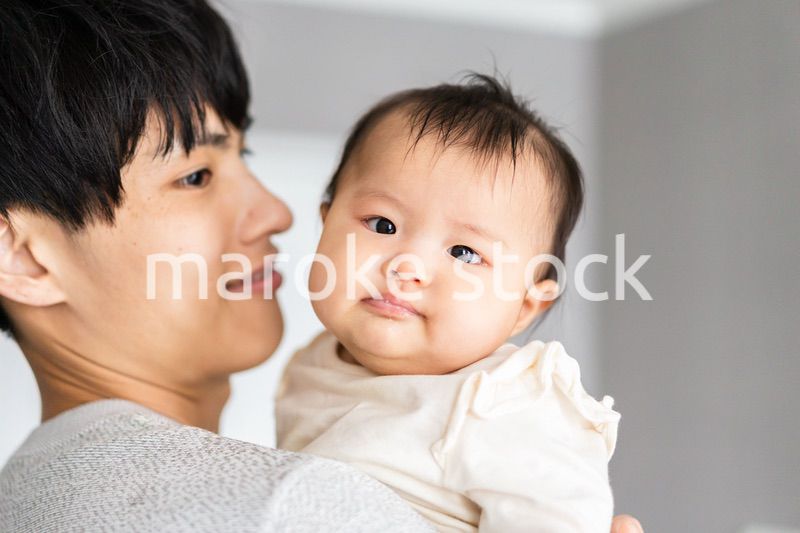 パパと遊ぶ赤ちゃん