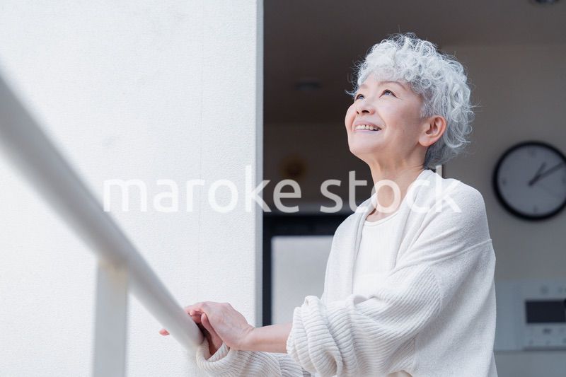 元気に階段を上り下りするシニアの女性