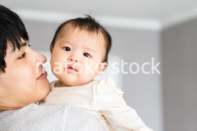 パパと遊ぶ赤ちゃん