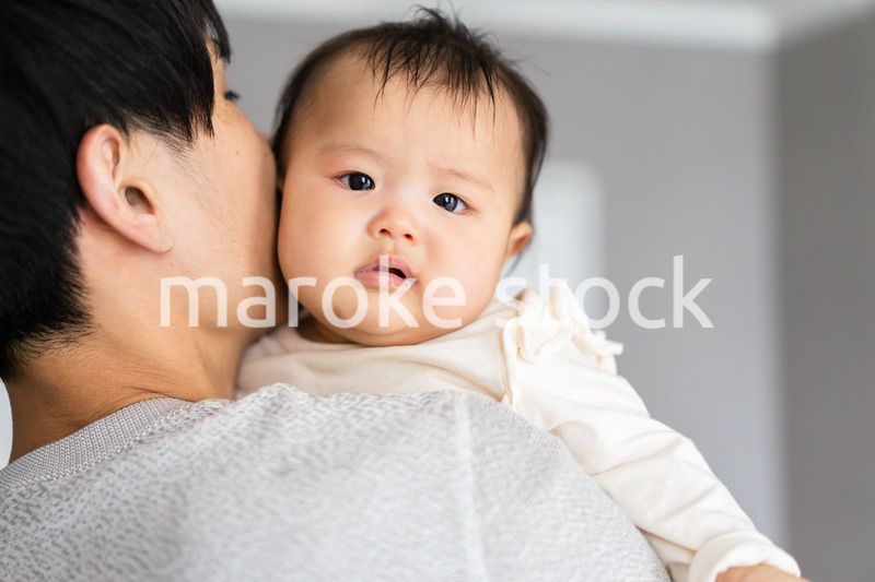 パパと遊ぶ赤ちゃん