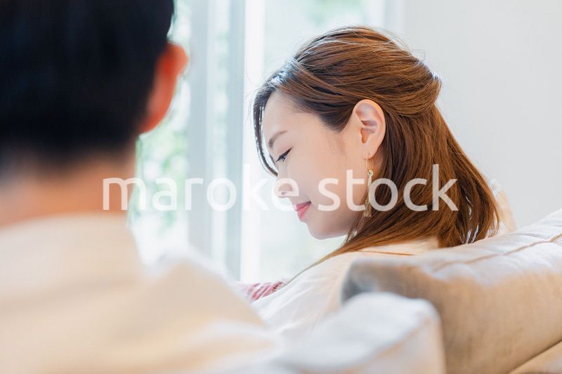 家で過ごす新婚の夫婦