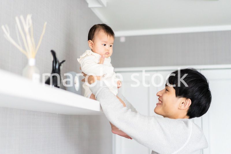 パパと遊ぶ赤ちゃん