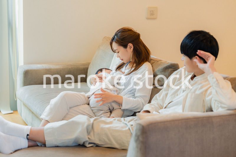 赤ちゃんとお家で過ごす幸せなファミリー