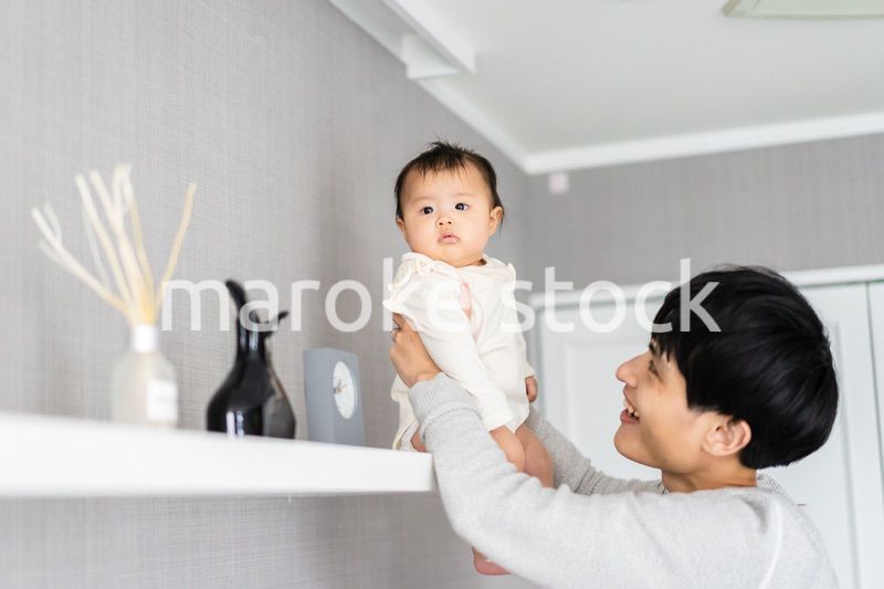 パパと遊ぶ赤ちゃん