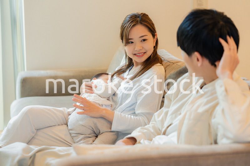 赤ちゃんとお家で過ごす幸せなファミリー