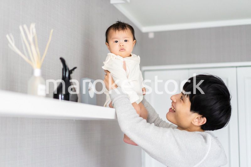 パパと遊ぶ赤ちゃん