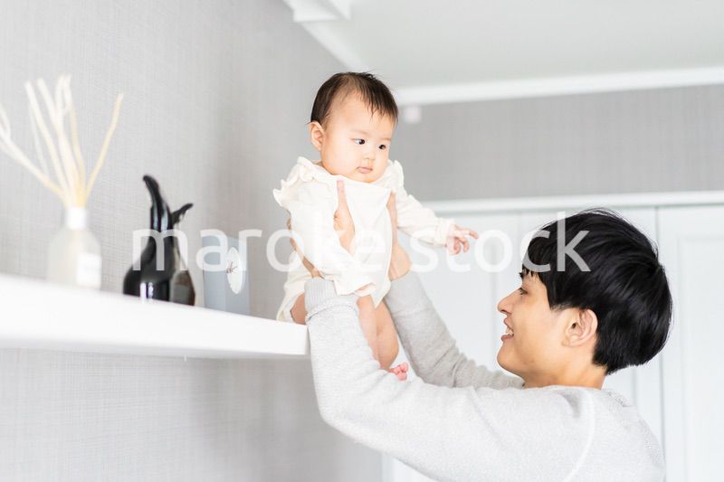 パパと遊ぶ赤ちゃん