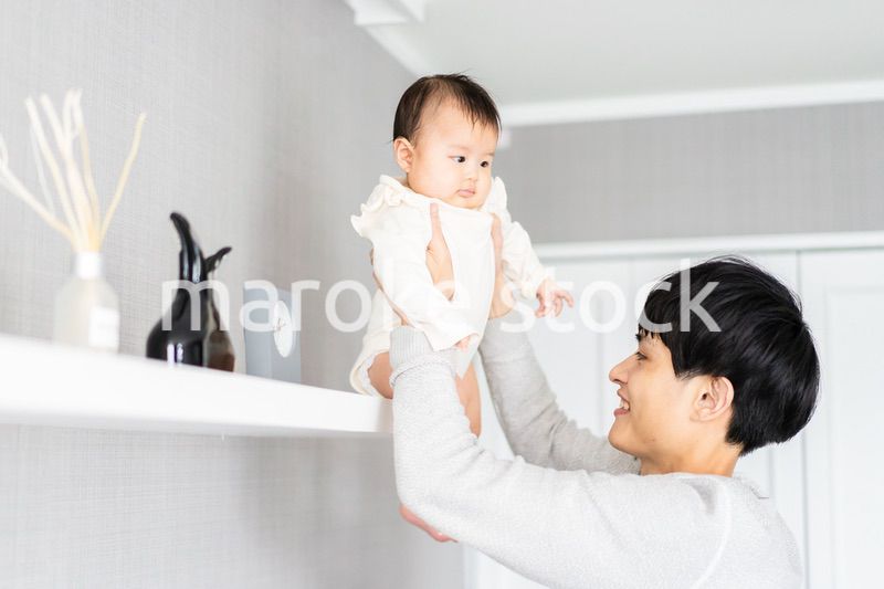 パパと遊ぶ赤ちゃん