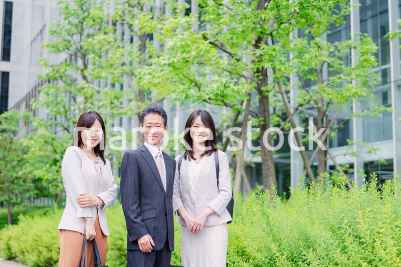 チームで楽しく仕事をする営業の会社員