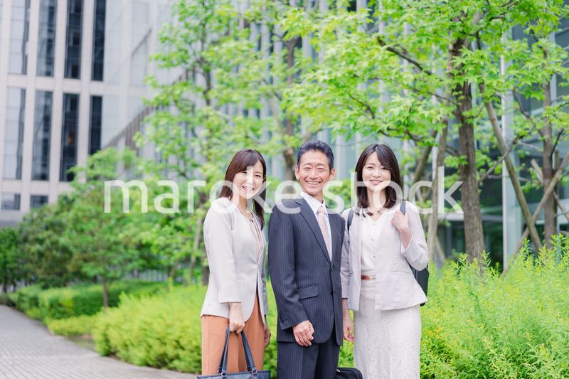 チームで楽しく仕事をする営業の会社員