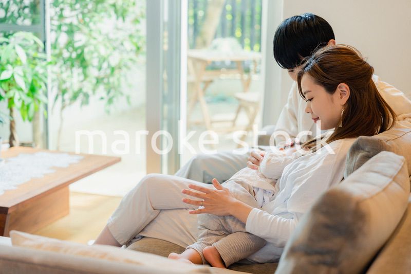 赤ちゃんとお家で過ごす幸せなファミリー