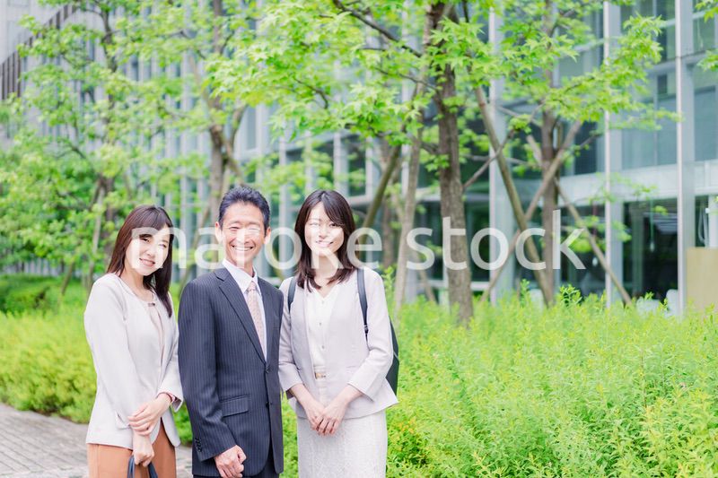 チームで楽しく仕事をする営業の会社員