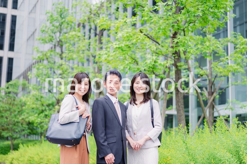 チームで楽しく仕事をする営業の会社員