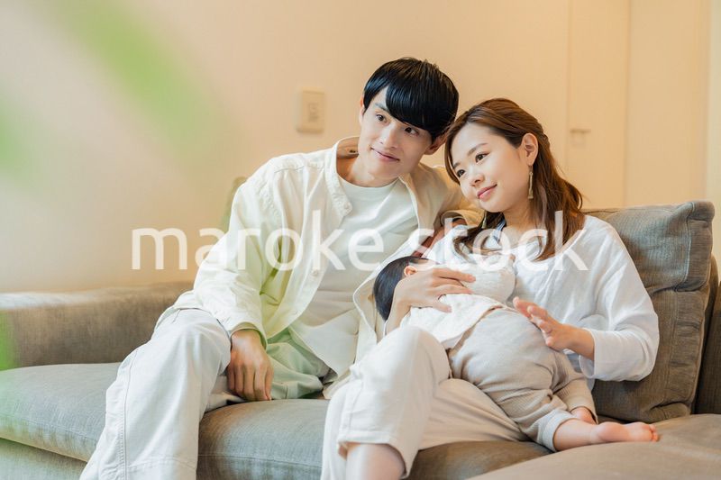 赤ちゃんとお家で過ごす幸せなファミリー