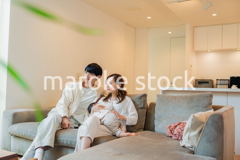 赤ちゃんとお家で過ごす幸せなファミリー