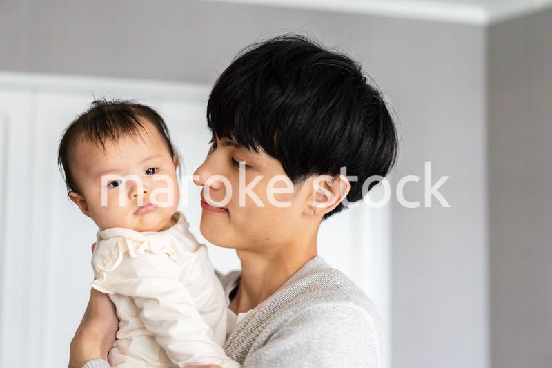 パパと遊ぶ赤ちゃん