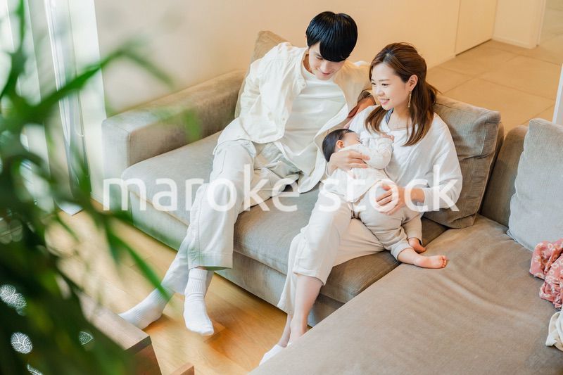 赤ちゃんとお家で過ごす幸せなファミリー
