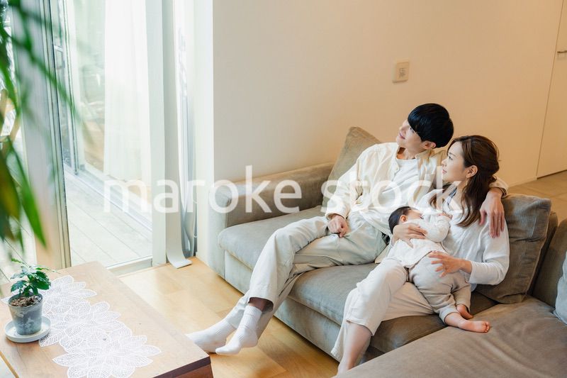 赤ちゃんとお家で過ごす幸せなファミリー