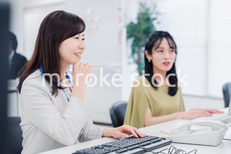 オフィスで楽しく働く2人の女性