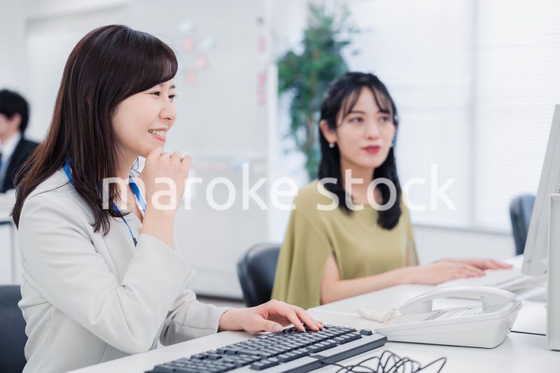 オフィスで楽しく働く2人の女性