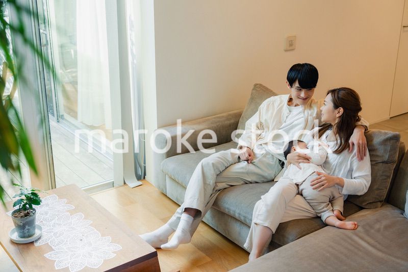 赤ちゃんとお家で過ごす幸せなファミリー