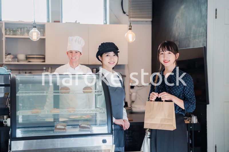 こだわりのお店でテイクアウトをする若い女性