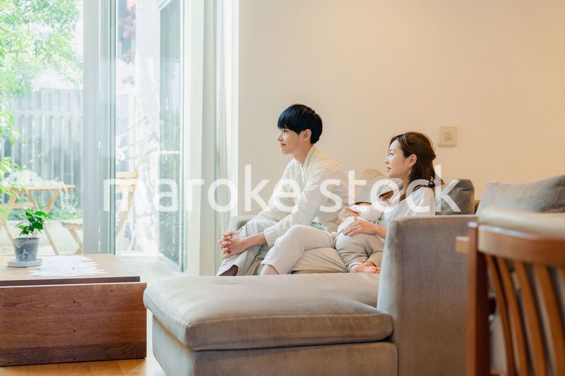 赤ちゃんとお家で過ごす幸せなファミリー