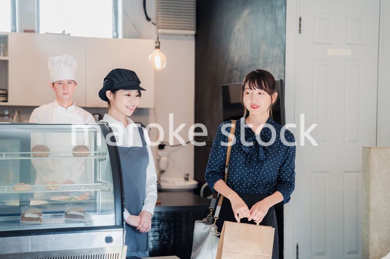 こだわりのお店でテイクアウトをする若い女性