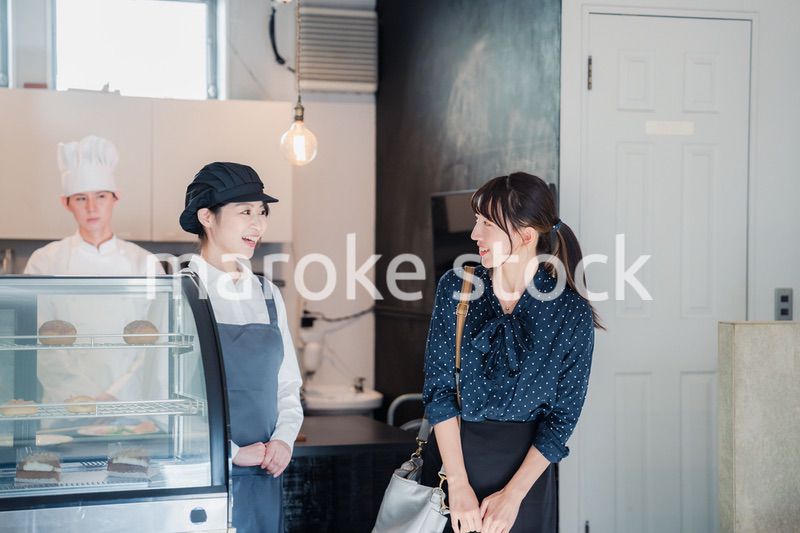 こだわりのお店でテイクアウトをする若い女性