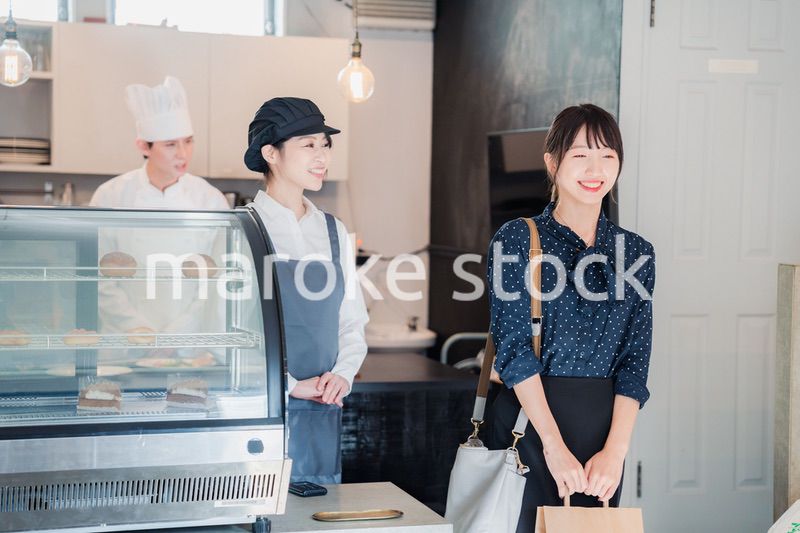 こだわりのお店でテイクアウトをする若い女性