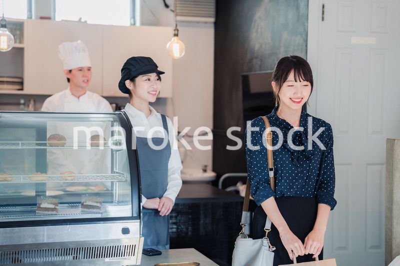 こだわりのお店でテイクアウトをする若い女性