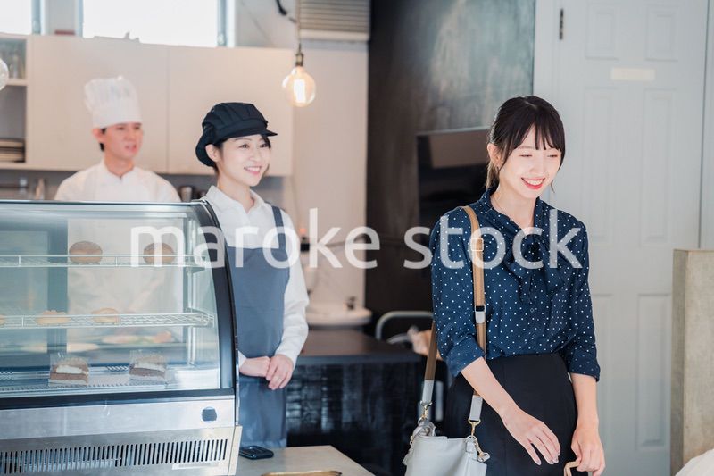 こだわりのお店でテイクアウトをする若い女性