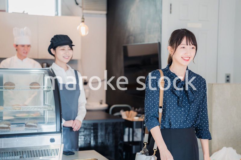 こだわりのお店でテイクアウトをする若い女性