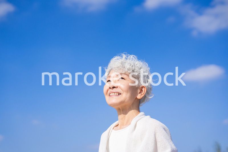 未来を見つめるシニアの女性