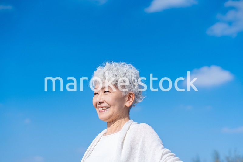 外で深呼吸するシニアの女性