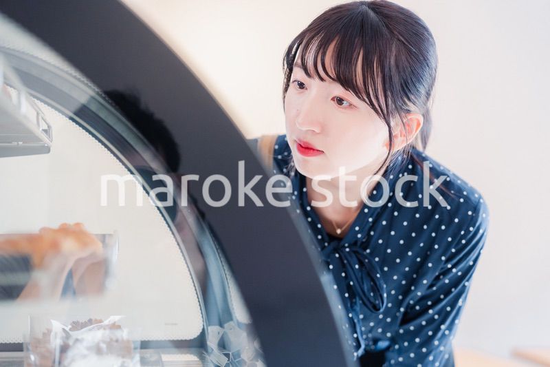 お店のクチコミを投稿する若い女性