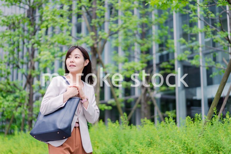 オフィスに出勤する若いビジネスウーマン