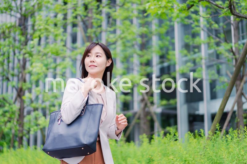 オフィスに出勤する若いビジネスウーマン